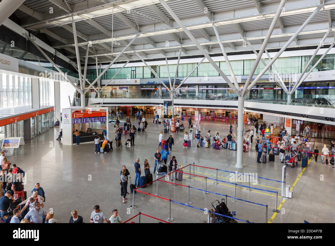 Warschau, Polen - 27. Mai 2019: Terminal A am Warschauer Warszawa Airport (WAW) in Polen. Stockfoto Warschau, Polen - 27. Mai 2019: Terminal A am Warschauer Warszawa Airport (WAW) in Polen. Stockfoto