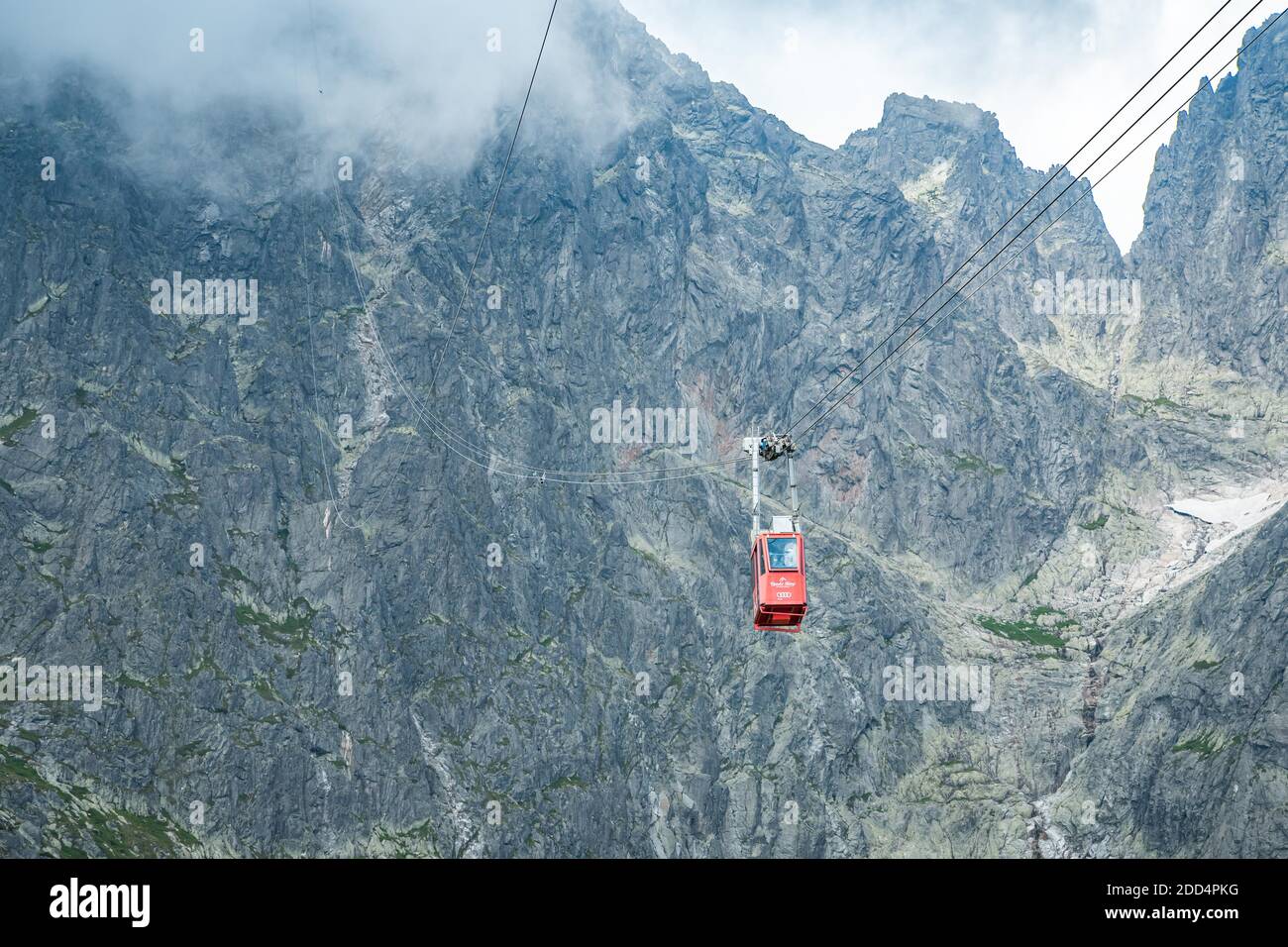 TATRANSKA LOMNICA, SLOWAKEI, AUGUST 2020 - Rote Seilbahn von Skalnate pleso zum Gipfel Lomnicky Stit in der Hohen Tatra Stockfoto