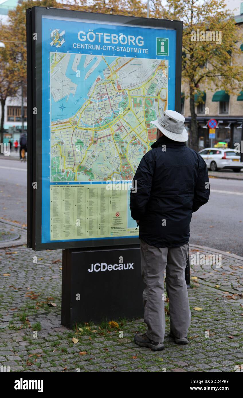 Touristenkarte in Avenyn in Göteborg Stockfoto