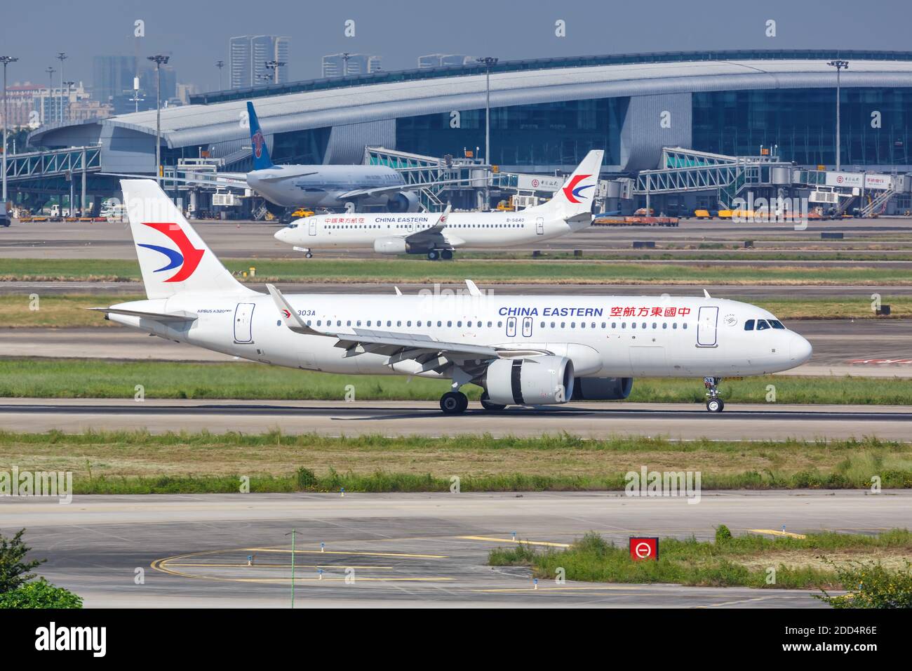 Guangzhou, China - 24. September 2019: China Eastern Airlines Airbus A320neo am Flughafen Guangzhou Baiyun (CAN) in China. Stockfoto