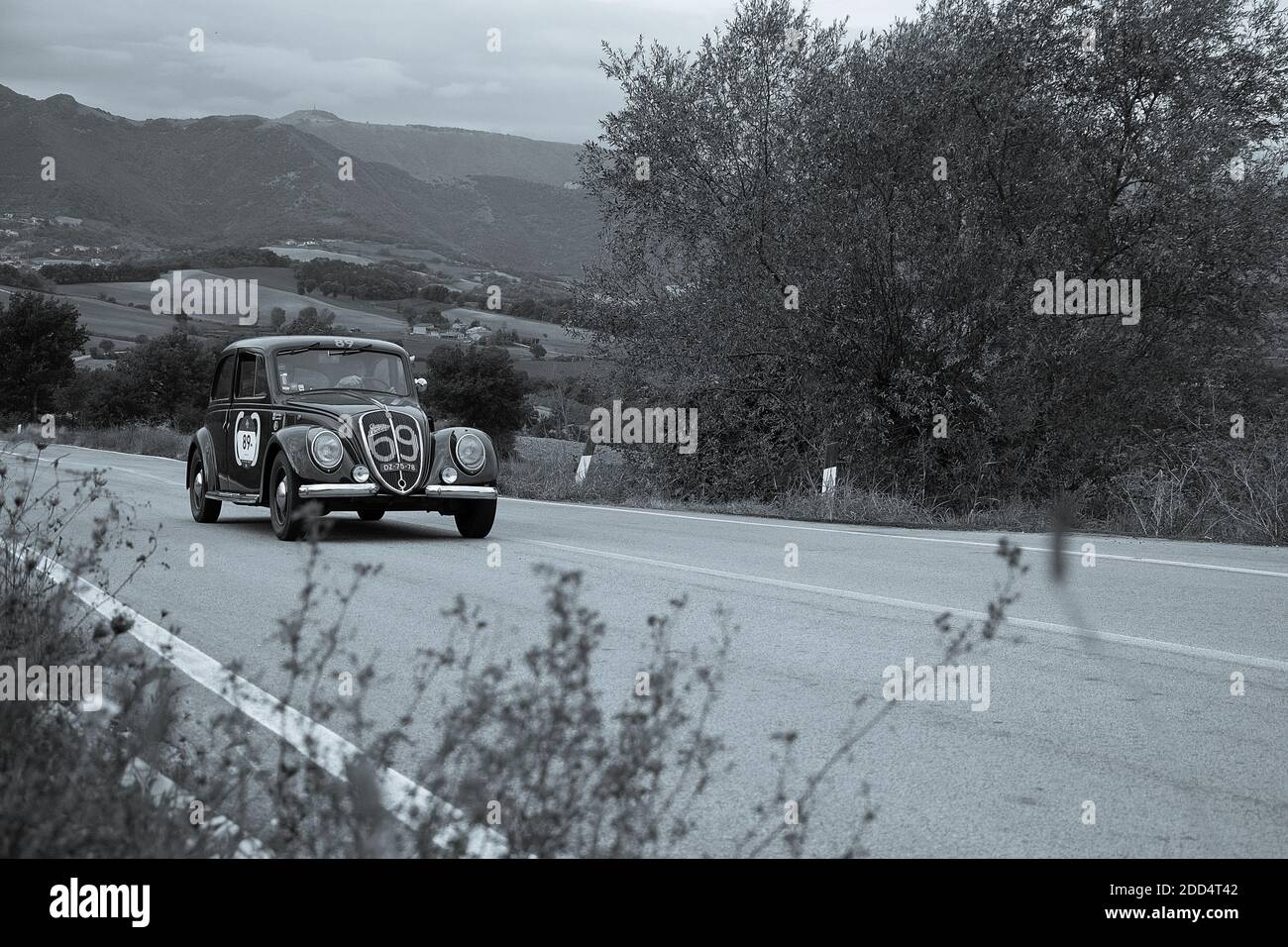 CAGLI , ITALIEN - OTT 24 - 2020 : MASERATI 200 SI1956 auf einem alten Rennwagen in Rallye Mille Miglia 2020 das berühmte italienische historische Rennen (1927-1957) Stockfoto