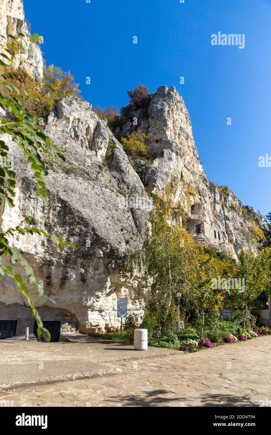 Mittelalterliches Basarbovo-Felsenkloster, dem Heiligen Dimitar Basarbowski gewidmet, Region Ruse, Bulgarien Stockfoto