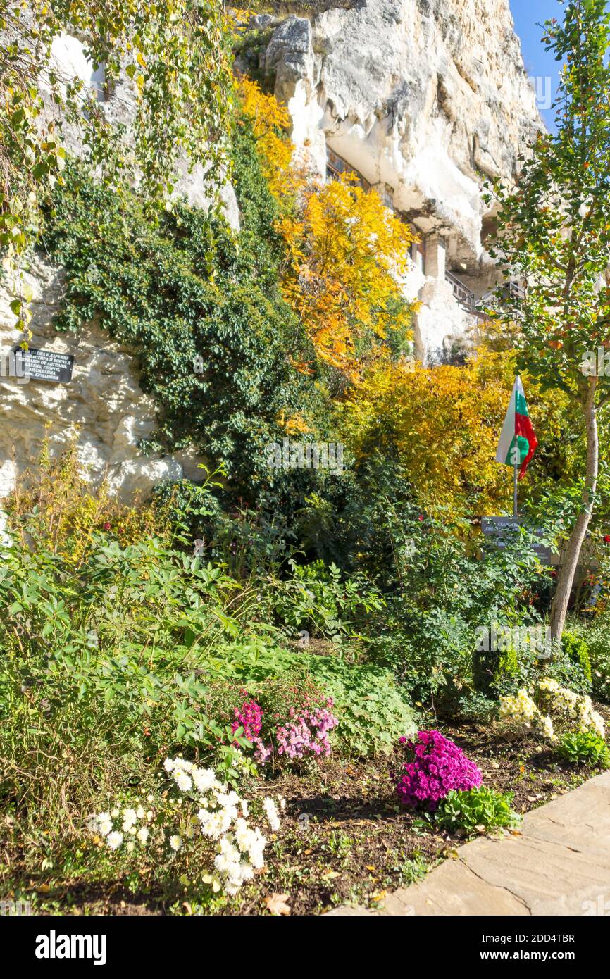 Mittelalterliches Basarbovo-Felsenkloster, dem Heiligen Dimitar Basarbowski gewidmet, Region Ruse, Bulgarien Stockfoto