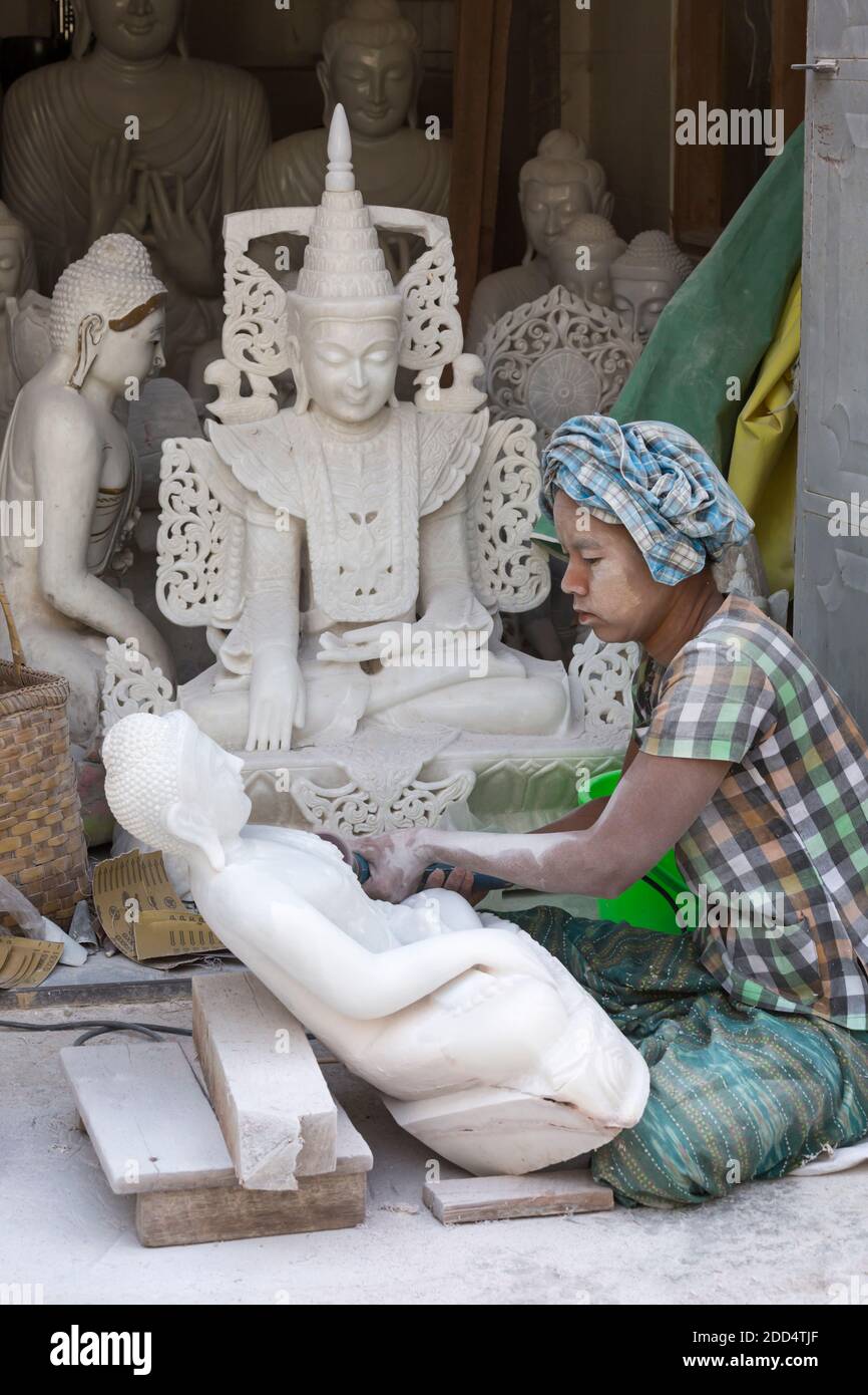 Lokale Frau sculpting Marmor Buddha, Amarapura, Mandalay, Myanmar (Birma), Asien im Februar - Arbeiten bei Marmor Stein Carving workshops Stockfoto