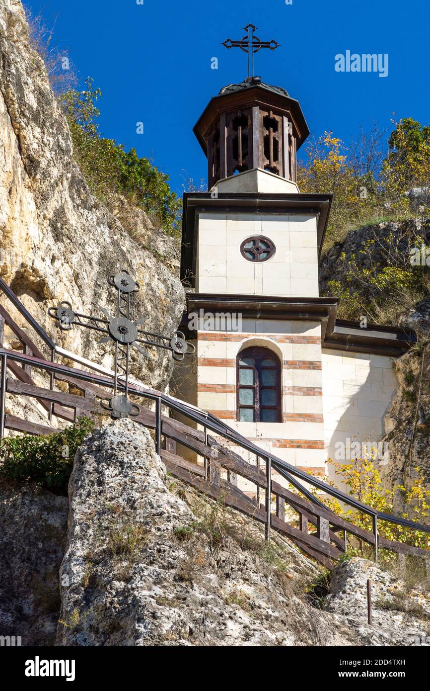 Mittelalterliches Basarbovo-Felsenkloster, dem Heiligen Dimitar Basarbowski gewidmet, Region Ruse, Bulgarien Stockfoto