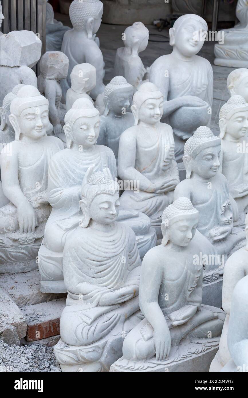 Geschnitzter Marmor Buddha, Amarapura Mandalay, Myanmar (Burma), Asien im Februar - Marmor Buddhas Statuen Skulpturen Figuren Stockfoto