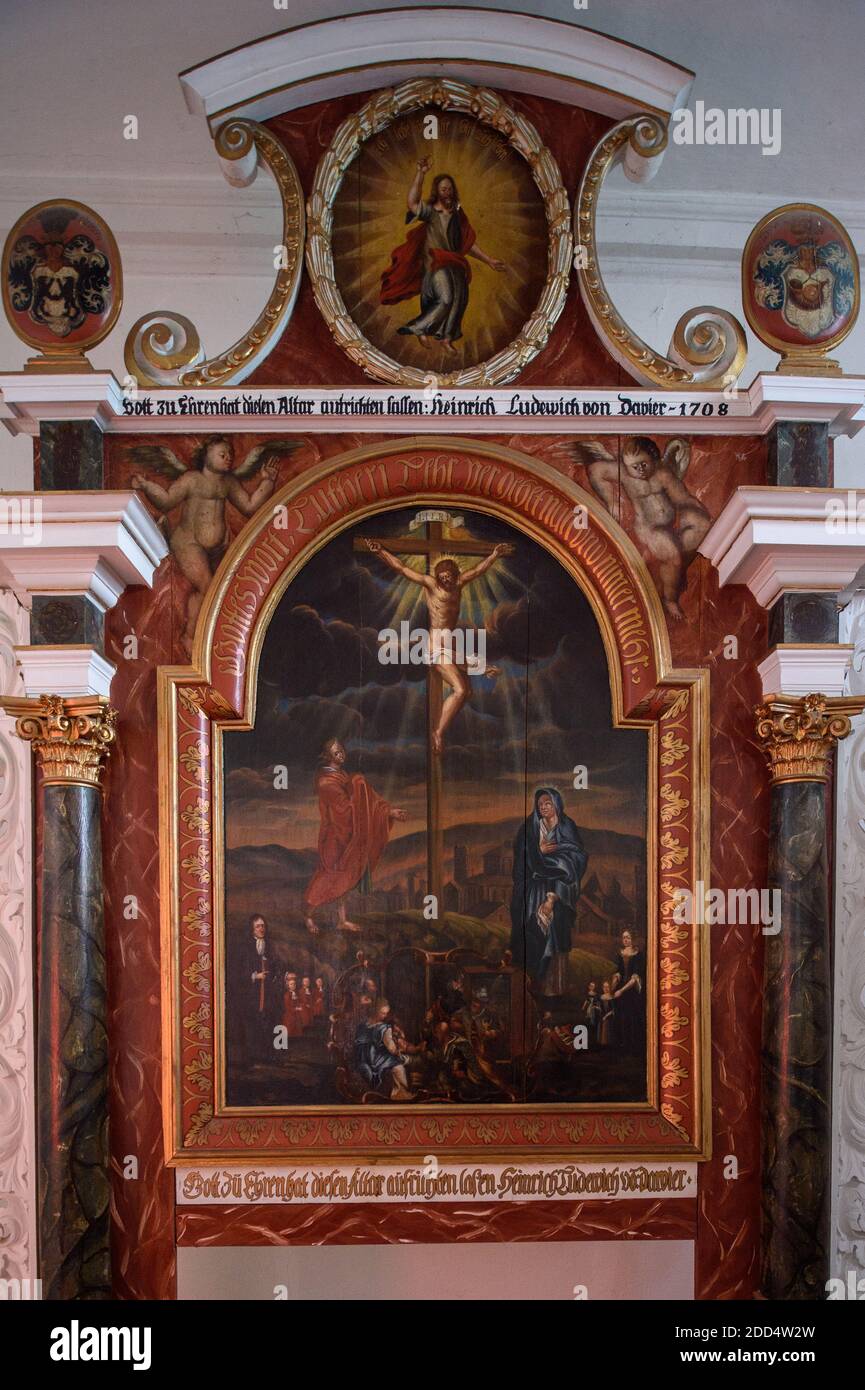 Garitz, Deutschland. November 2020. Der Altar der Dorfkirche, der laut Inschrift von Heinrich Ludewich von Davier 1708 gestiftet wurde. Die Feldsteinkirche aus dem Jahr 1350 wird derzeit umgestaltet und erhält neue Fenster, die alle vom britischen Künstler Tony Cragg entworfen wurden. Quelle: Klaus-Dietmar Gabbert/dpa-Zentralbild/dpa/Alamy Live News Stockfoto