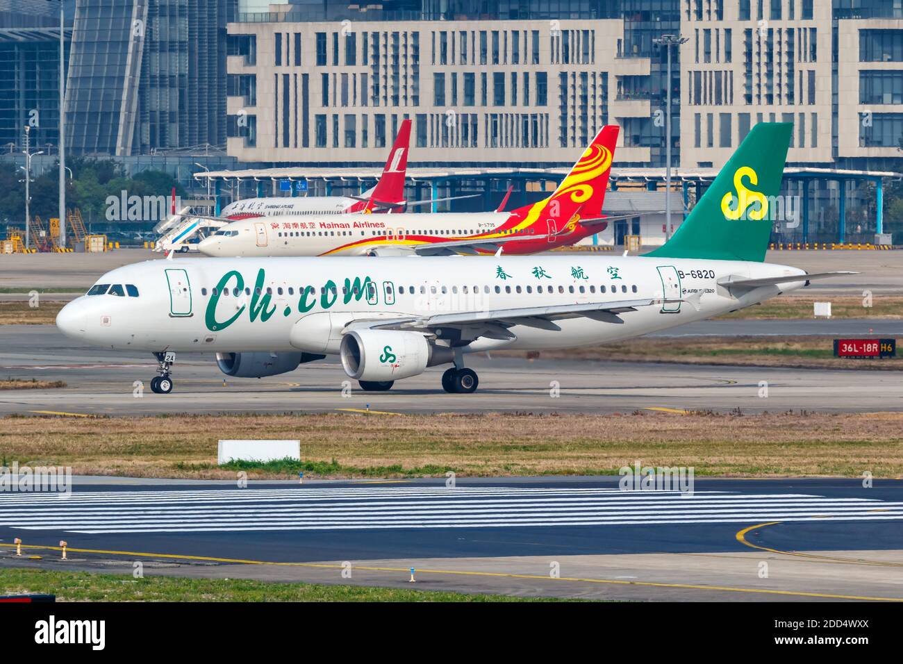 Shanghai, China - 28. September 2019: Spring Airlines Airbus A320 am Flughafen Shanghai Hongqiao in China. Airbus ist ein europäisches Flugzeugmanufa Stockfoto