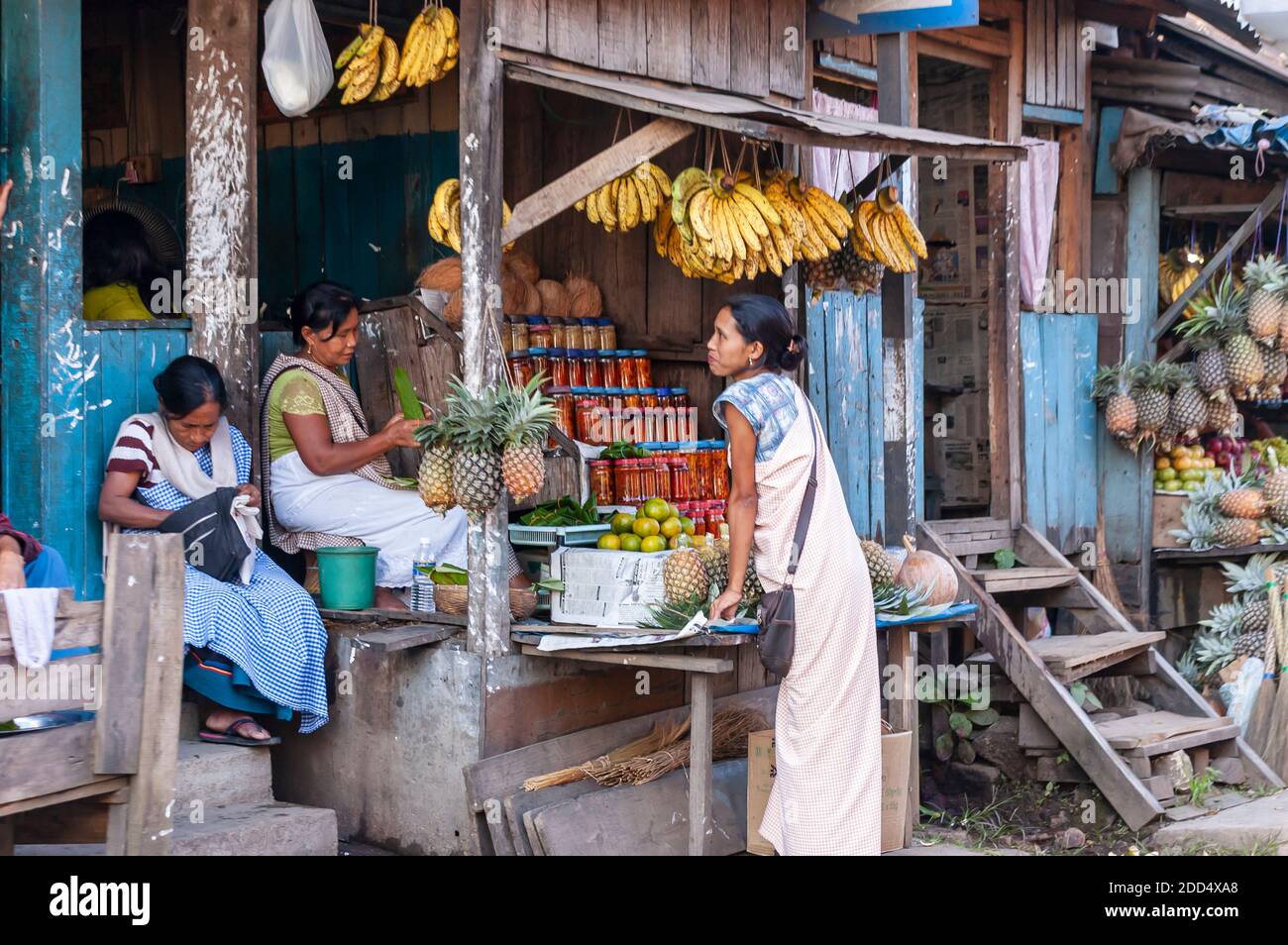 Ein Obstmarkt am Straßenrand auf dem Shillong-Guwahati Highway, Meghalaya, Indien. Stockfoto