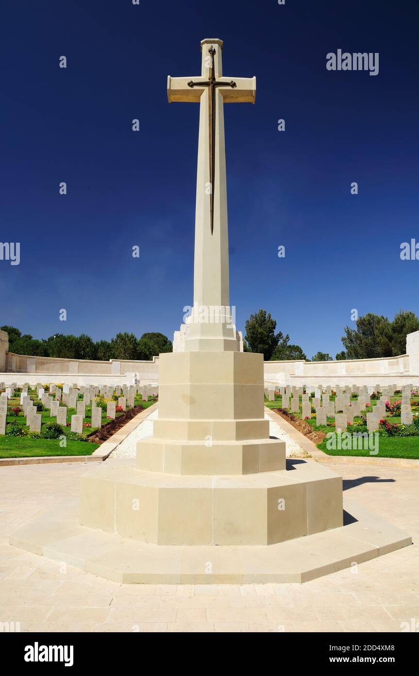Riesiges Steinkreuz-Denkmal auf dem britischen Kriegsfriedhof in Jerusalem auf dem Berg Scopus. Stockfoto