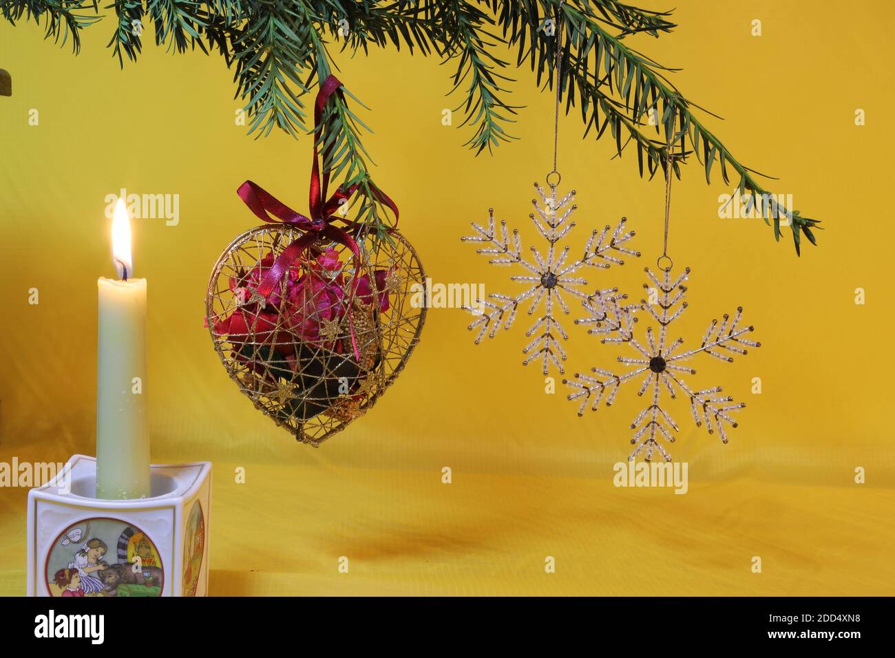 Weihnachts-Dekoration mit Kerzen Stockfoto