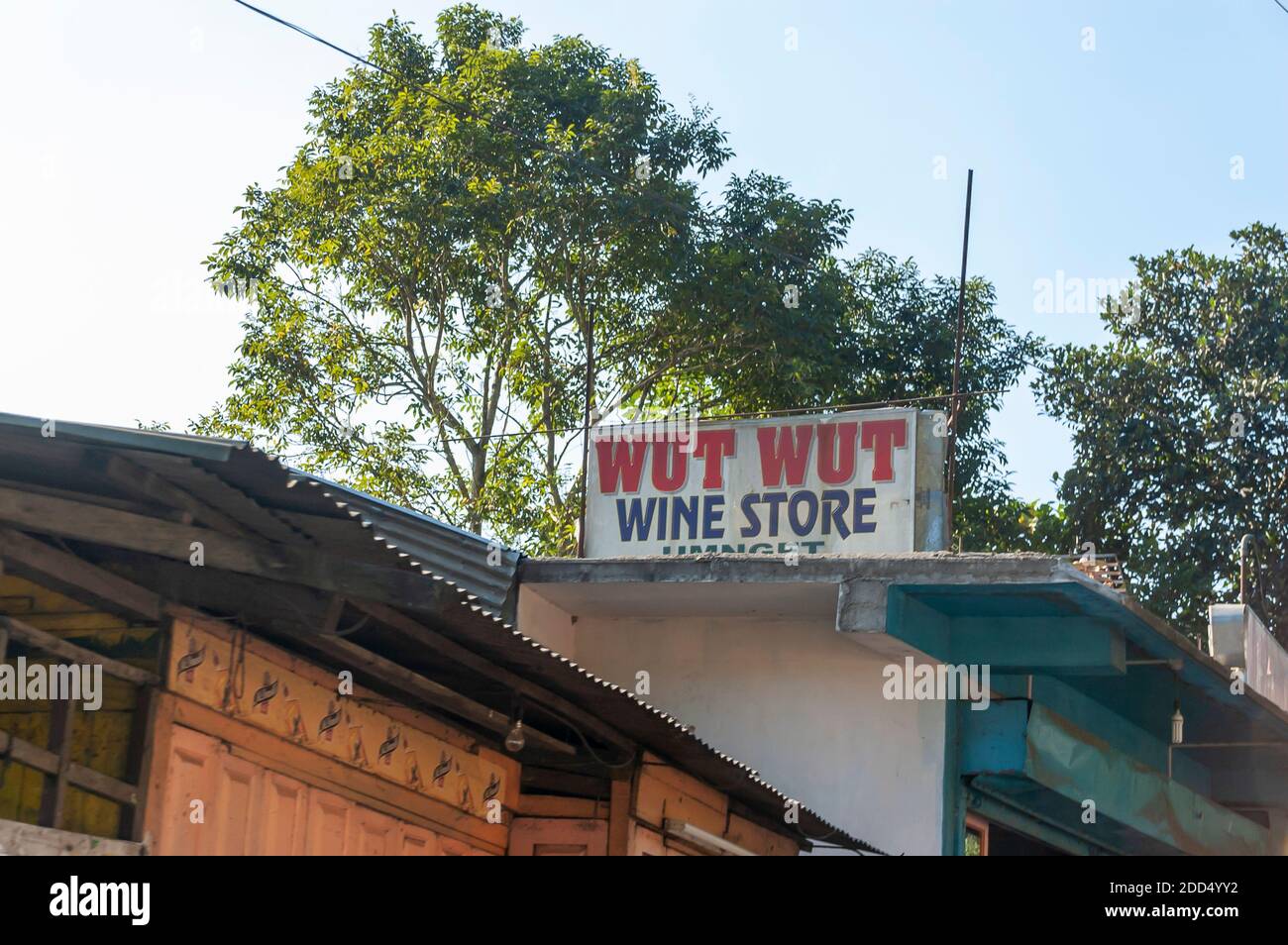 Ein Spirituosengeschäft/Weingeschäft namens Wut Wut auf dem Shillong-Guwahati Highway, Meghalaya, Indien. Stockfoto