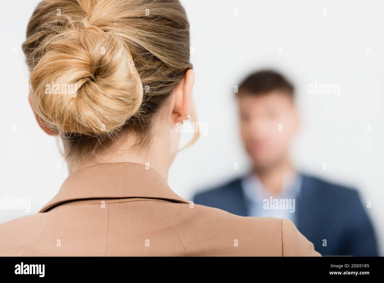 Nahaufnahme der Frisur einer Geschäftsfrau mit verschwommener Kollegin auf Hintergrund Stockfoto