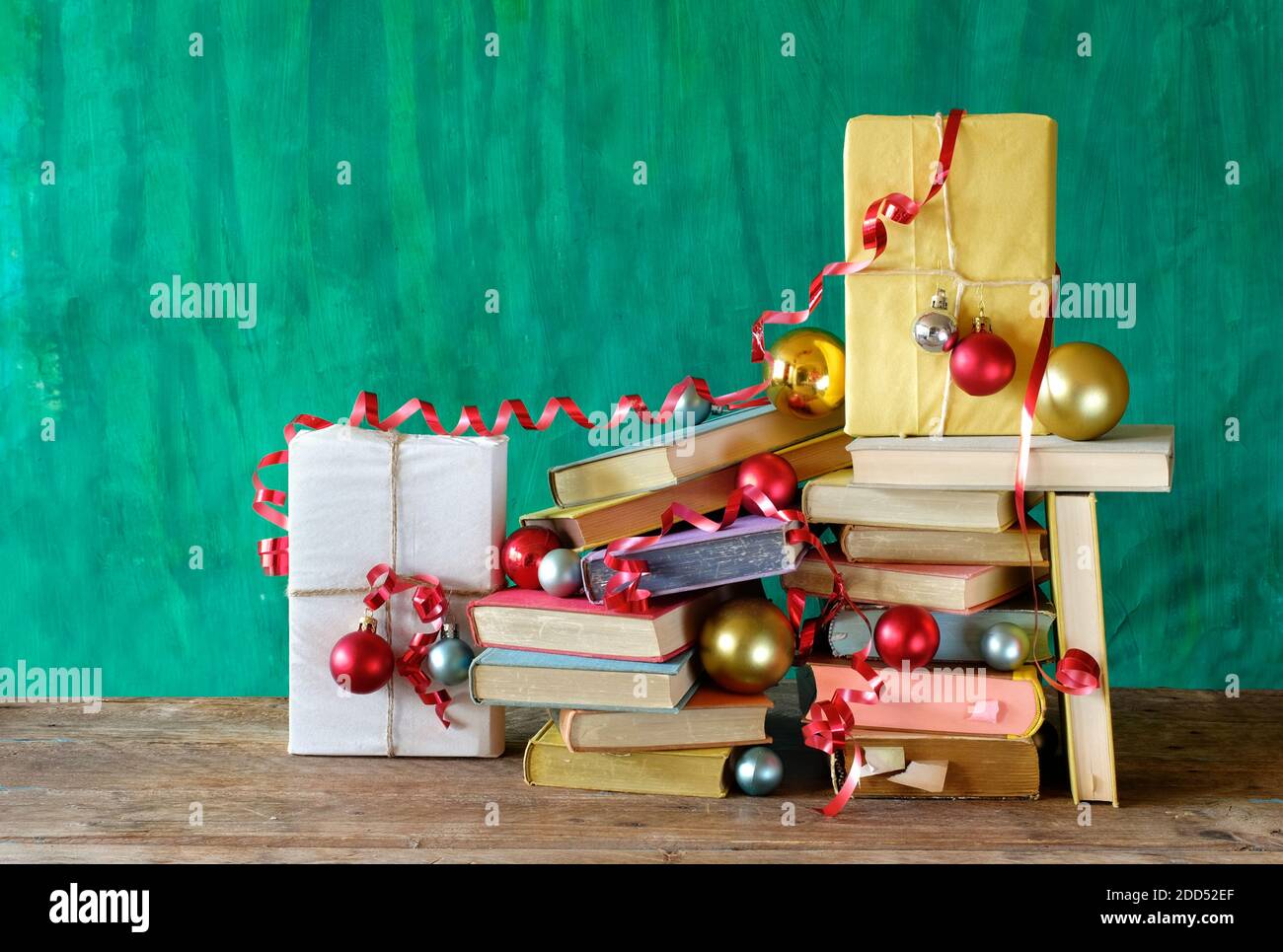 Bücher als weihnachtsgeschenk, weihnachtsgeschenk, Lesen, Literatur, Bildung, ein Geschenk-Konzept Stockfoto