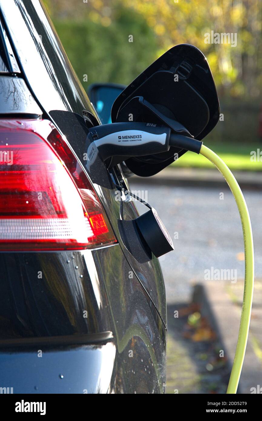 22. November 2020, Schleswig, ein Mennekes-Ladestecker in einem elektrischen Golf auf einem Elektroparkplatz in der Friedrich-Ebert-Straße. Weltweite Nutzung Stockfoto