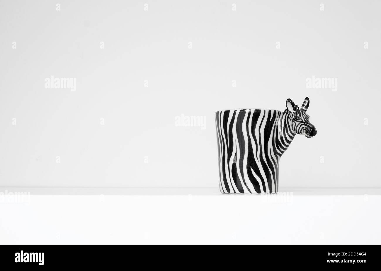 zebra-Tasse auf weißem Regal in der häuslichen Einrichtung Stockfoto