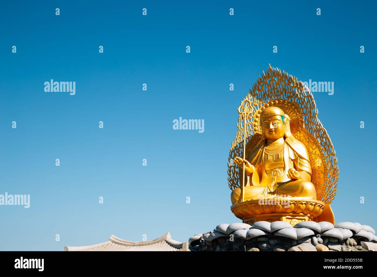 Golden Buddha Statue an haedong Yonggungsa Tempel in Busan, Korea Stockfoto