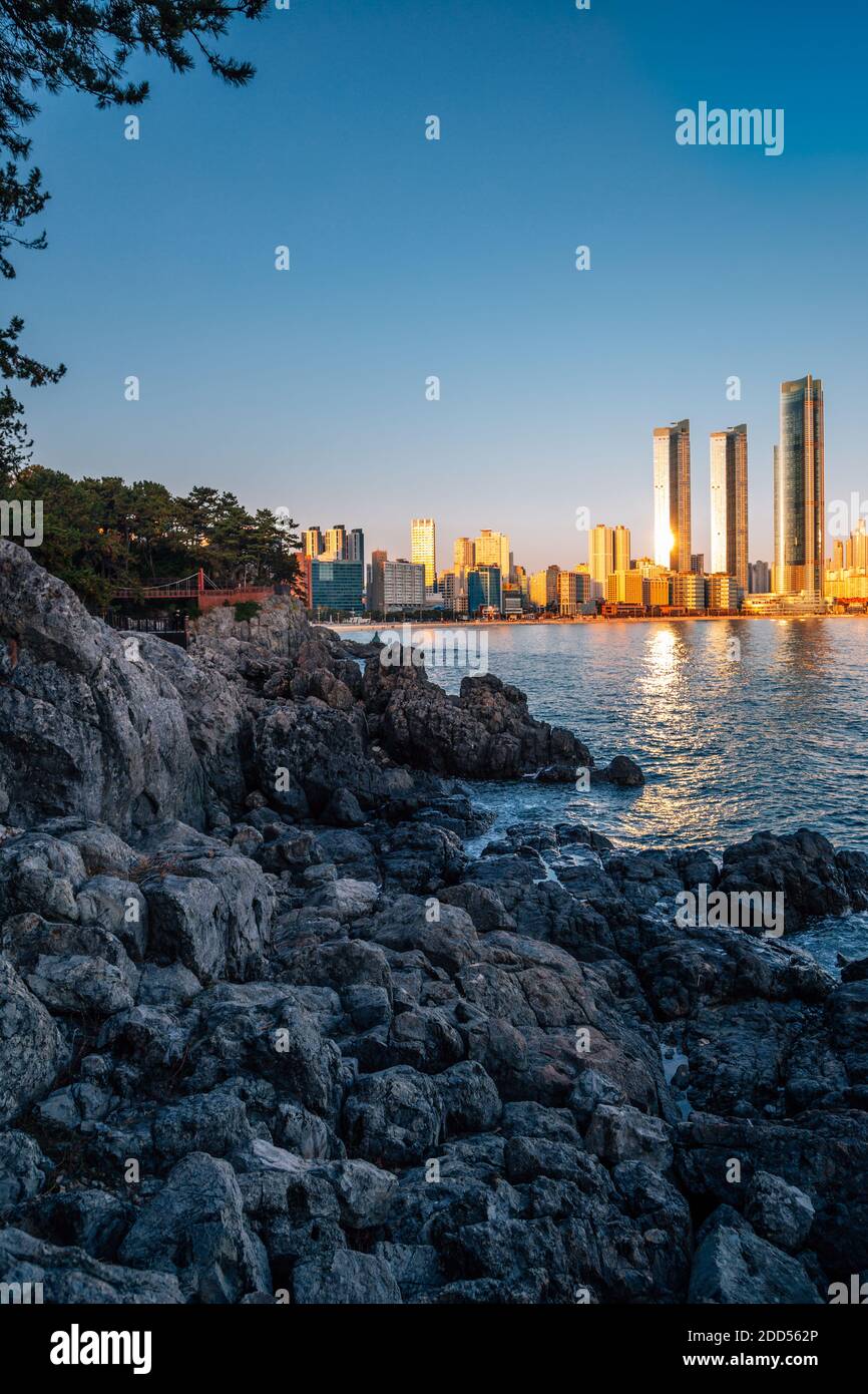 Haeundae Strand und Dongbaekseom Insel bei Sonnenuntergang in Busan, Korea Stockfoto