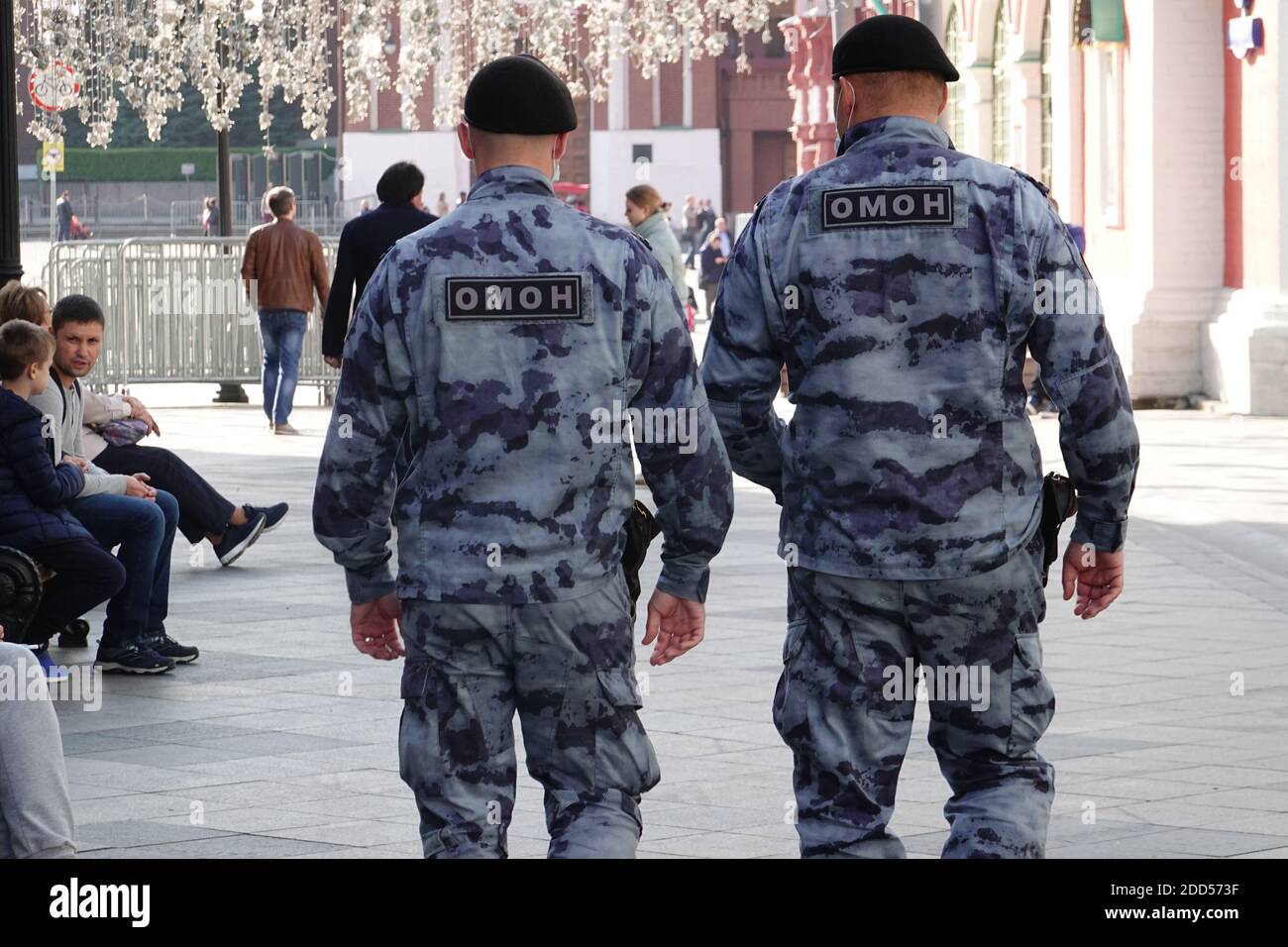 Omon spezielle Polizeieinheiten der Polizei von Russland innerhalb Die Nationalgarde Russlands auf der Moskauer Straße Stockfoto