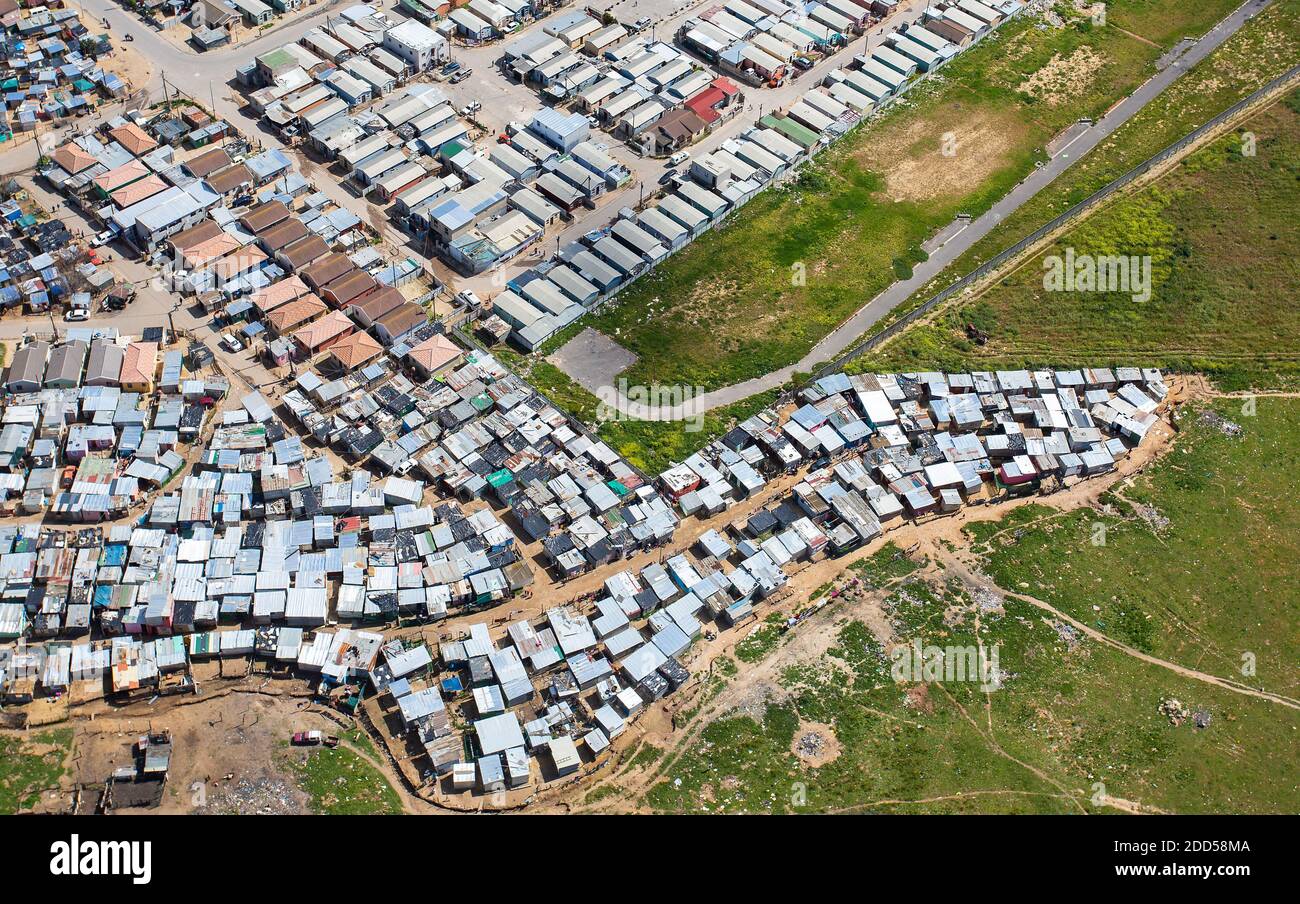 Kapstadt, Westkap / Südafrika - 09/28/2020: Luftaufnahme von Baracken in einer informellen Siedlung Stockfoto