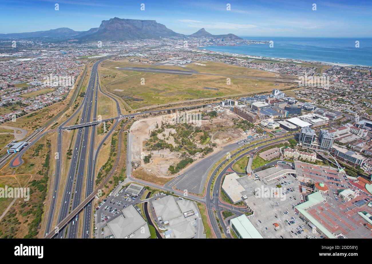 Kapstadt, Westkap / Südafrika - 10/26/2020: Luftaufnahme von Century City und Ratanga Junction, mit Ysterplaat Airforce Base und Table Mounta Stockfoto