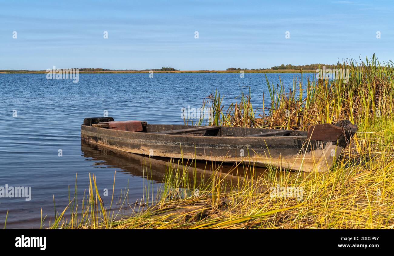Svyatoe See in der Meschchersky Region in Russland mit EINEM gebrochenen Boot im Vordergrund. Stockfoto