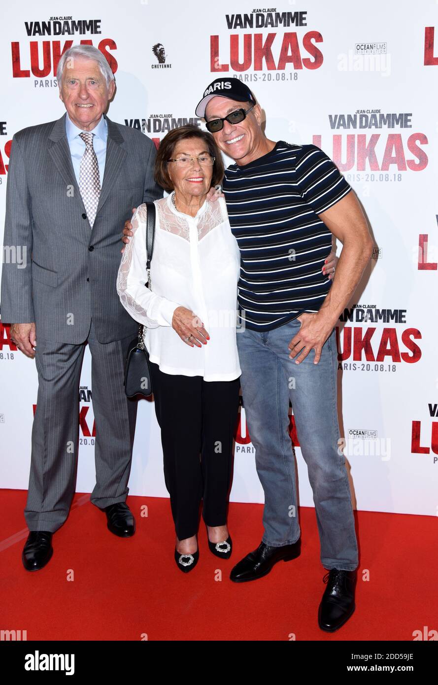 Jean Claude Van Damme Posiert Mit Seiner Mutter Eliana Van Varenbergh Und Vater Eugene Van Varenbergh Bei Lukas The Bouncer Premiere An Der Opera Gaumont In Paris Frankreich Am 20 August 2018 Foto