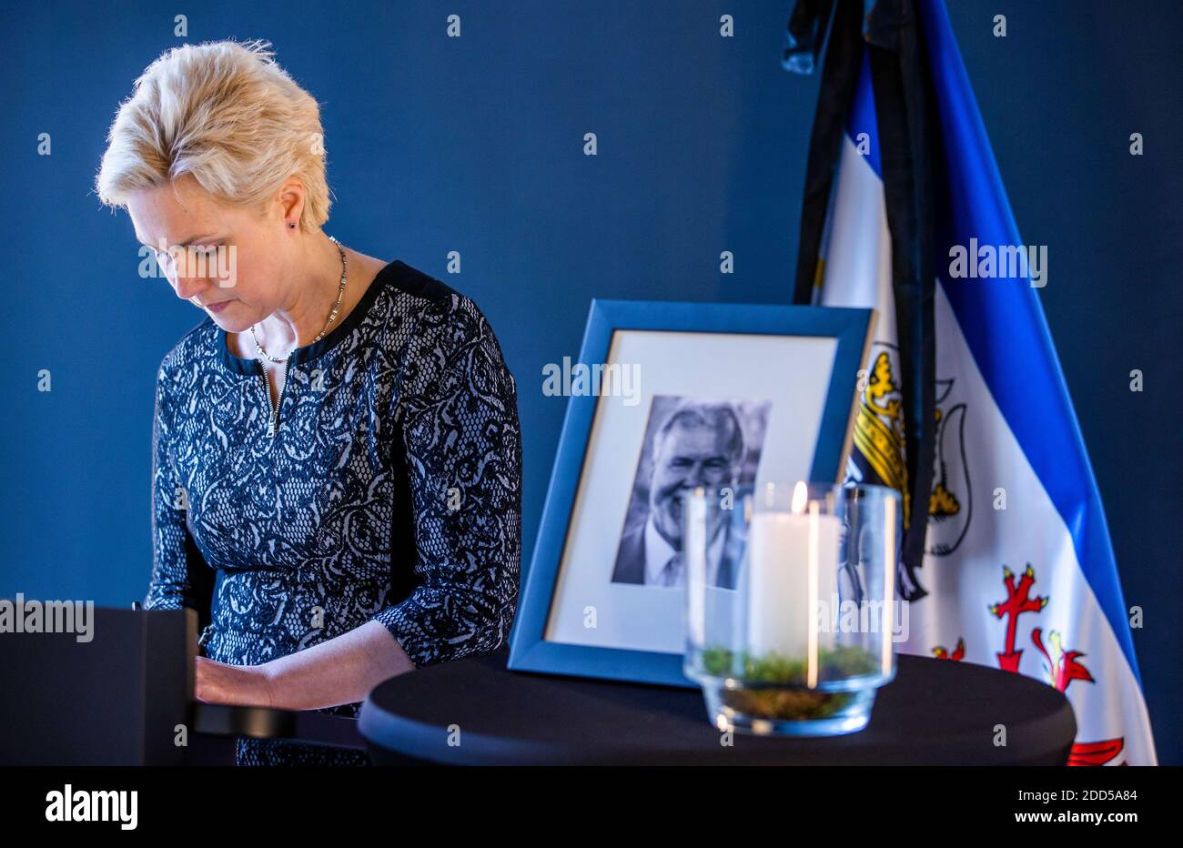 Schwerin, Deutschland. November 2020. Manuela Schwesig (SPD), Ministerpräsidentin von Mecklenburg-Vorpommern, unterschreibt das Kondolenzbuch in der Staatskanzlei zum Gedenken an den ehemaligen Ministerpräsidenten Ringstorff. Unter Einhaltung der strengen Entfernungs- und Hygieneregeln können die Bürger ihr Beileid ausdrücken und das Buch bis 01.12.2020 unterschreiben. Quelle: Jens Büttner/dpa-Zentralbild/dpa - ACHTUNG: Nur im Vollformat verwenden/dpa/Alamy Live News Stockfoto