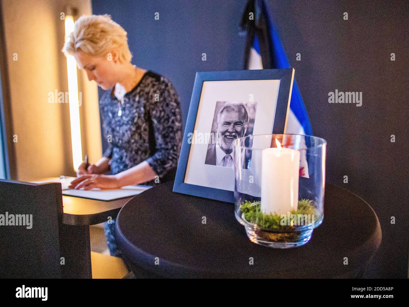 Schwerin, Deutschland. November 2020. Manuela Schwesig (SPD), Ministerpräsidentin von Mecklenburg-Vorpommern, unterschreibt das Kondolenzbuch in der Staatskanzlei zum Gedenken an den ehemaligen Ministerpräsidenten Ringstorff. Unter Einhaltung der strengen Entfernungs- und Hygieneregeln können die Bürger ihr Beileid ausdrücken und das Buch bis 01.12.2020 unterschreiben. Quelle: Jens Büttner/dpa-Zentralbild/dpa - ACHTUNG: Nur im Vollformat verwenden/dpa/Alamy Live News Stockfoto