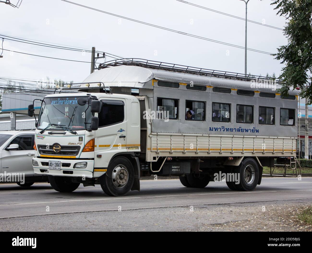 Chiangmai, Thailand - Oktober 29 2020: Payap University School Bus Truck. Auf der Straße Nr. 1001 8 km von Chiangmai Stadt. Stockfoto