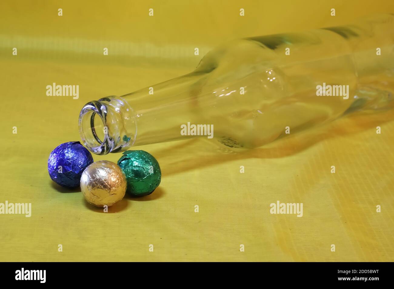 Flasche und Süßigkeiten Stockfoto