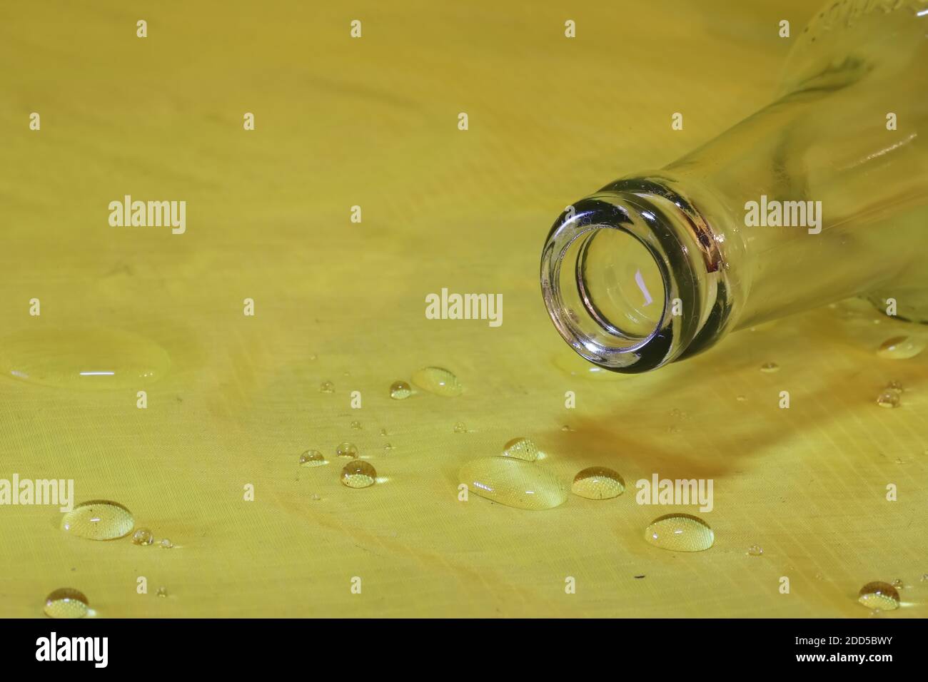 Aus einer Flasche verschüttetes Wasser Stockfoto