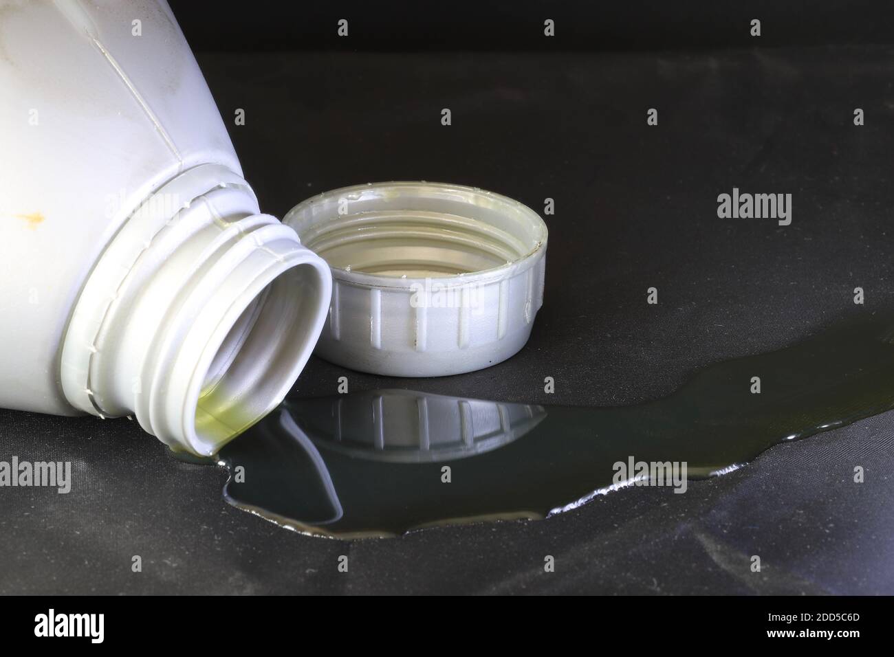 Aus einer Flasche verschüttetes Öl Stockfoto