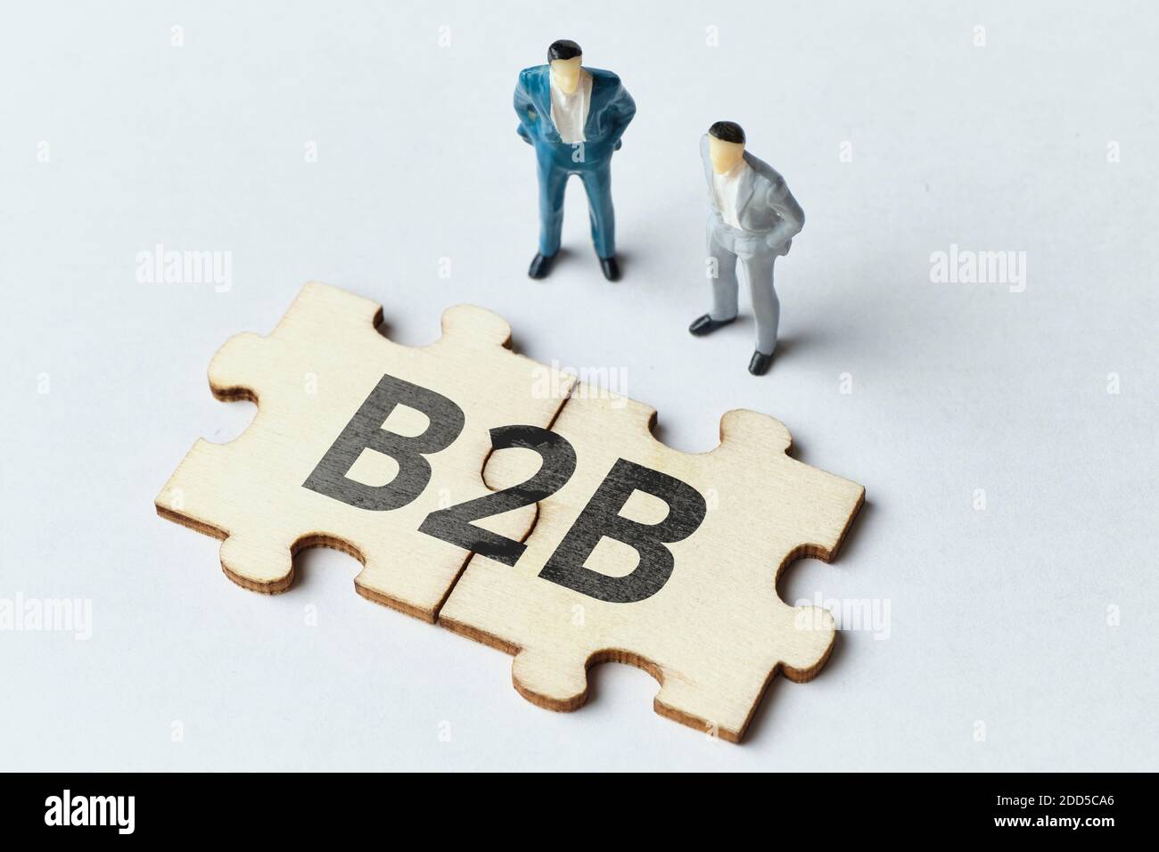 B2B-Konzept mit Puzzle und zwei abstrakten Personen. Stockfoto