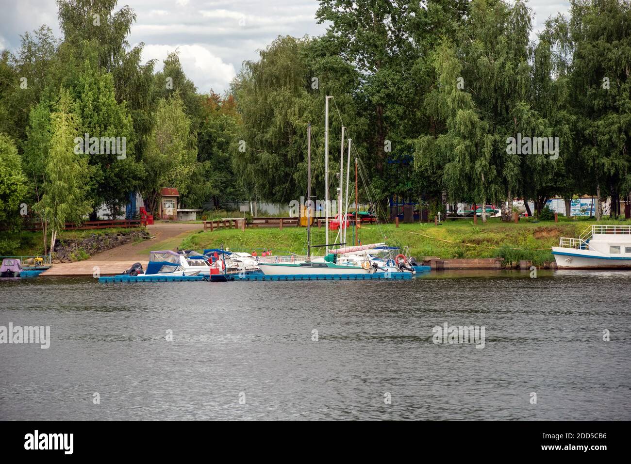 Boote und Segelboote sind an den Ufern von vertäut Die Wolga an einem Sommertag Stockfoto