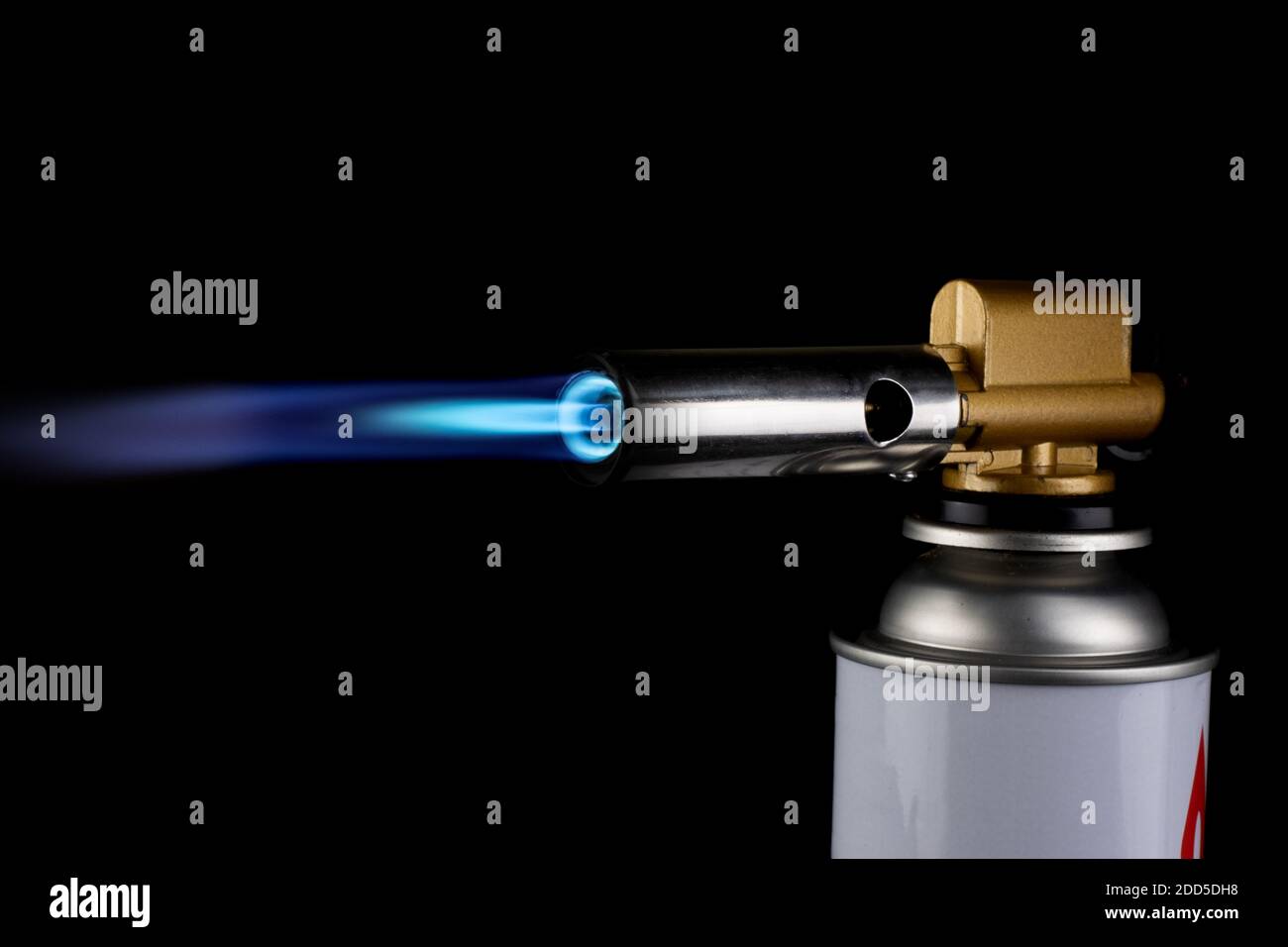 Flammenwerfer Brenner Gasbrenner Zündung mit blauer Feuerflamme Auf schwarzem Hintergrund Stockfoto