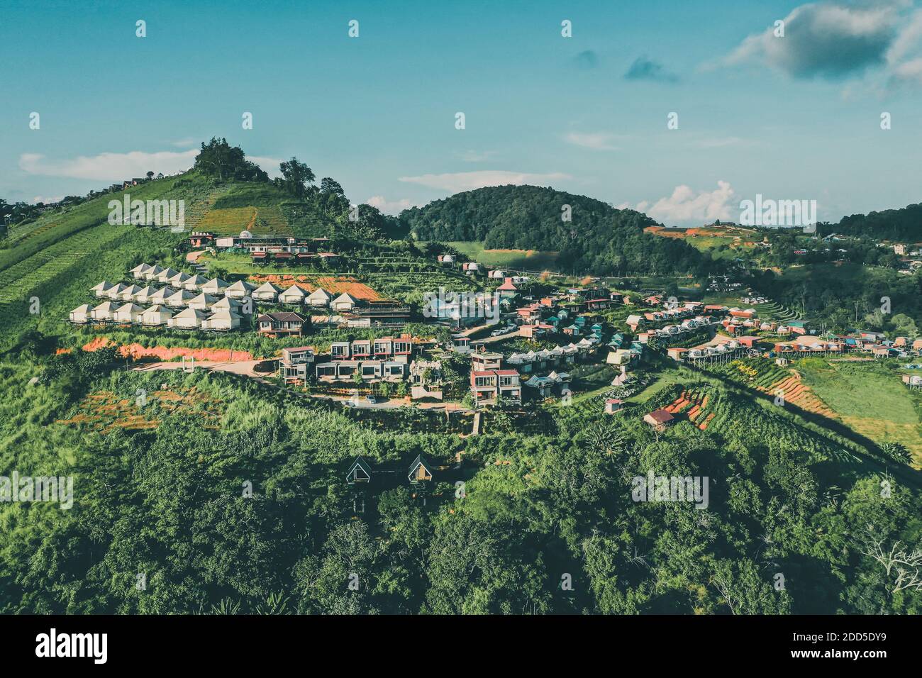 Luftaufnahme von Campingplätzen und Zelten auf dem Berg Doi Mon Cham in Mae Rim, Provinz Chiang Mai, Thailand Stockfoto