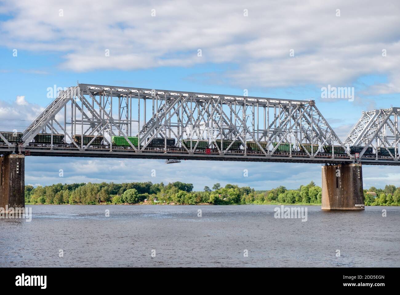 Nikolajewski (Romanowski) Eisenbahnbrücke über die Wolga in der Stadt Jaroslawl Stockfoto