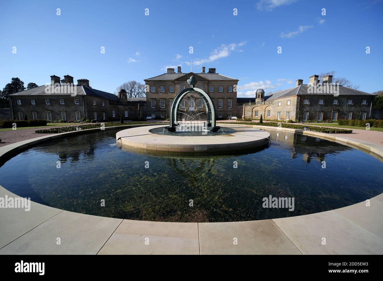 Dumfries House, Cumnock, Schottland, Großbritannien, mit kürzlich installiertem Brunnen an der Vorderseite des Hauses. Der Brunnen, der als Mahfouz-Brunnen bekannt ist. Eine Pest in der Nähe sagt: „Ermöglicht durch die Großzügigkeit von HE Mahfouz Marei Murbank bin Mahfouz. Der Brunnen wurde formell von S.R.H Prinz Charles, Herzog von Rothesay, geöffnet 21. Oktober 2014. Dumfries House ist ein palladianisches Landhaus in Ayrshire, Schottland. Es liegt in einem großen Anwesen, etwa zwei Meilen westlich von Cumnock. Der Brunnen soll im Zentrum eines Skandals um „Cash for Honours“ stehen, bei dem es um die Fürstenstiftung und eine Spende geht Stockfoto