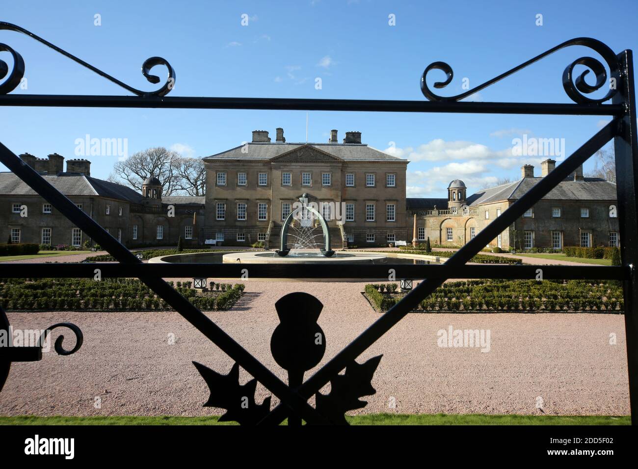 Dumfries House, Cumnock, Schottland, Großbritannien, mit kürzlich installiertem Brunnen an der Vorderseite des Hauses. Der Brunnen, der als Mahfouz-Brunnen bekannt ist. Eine Pest in der Nähe sagt: „Ermöglicht durch die Großzügigkeit von HE Mahfouz Marei Murbank bin Mahfouz. Der Brunnen wurde formell von S.R.H Prinz Charles, Herzog von Rothesay, geöffnet 21. Oktober 2014. Dumfries House ist ein palladianisches Landhaus in Ayrshire, Schottland. Es liegt in einem großen Anwesen, etwa zwei Meilen westlich von Cumnock. Der Brunnen soll im Zentrum eines Skandals um „Cash for Honours“ stehen, bei dem es um die Fürstenstiftung und eine Spende geht Stockfoto