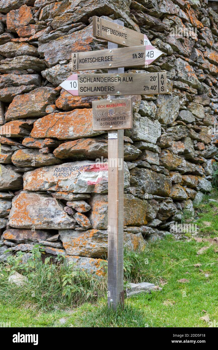 Geographie / Reisen, Italien, Südtirol, Montefranco im Vinschgau, Destination Board in der Schlandraunta, Additional-Rights-Clearance-Info-not-available Stockfoto