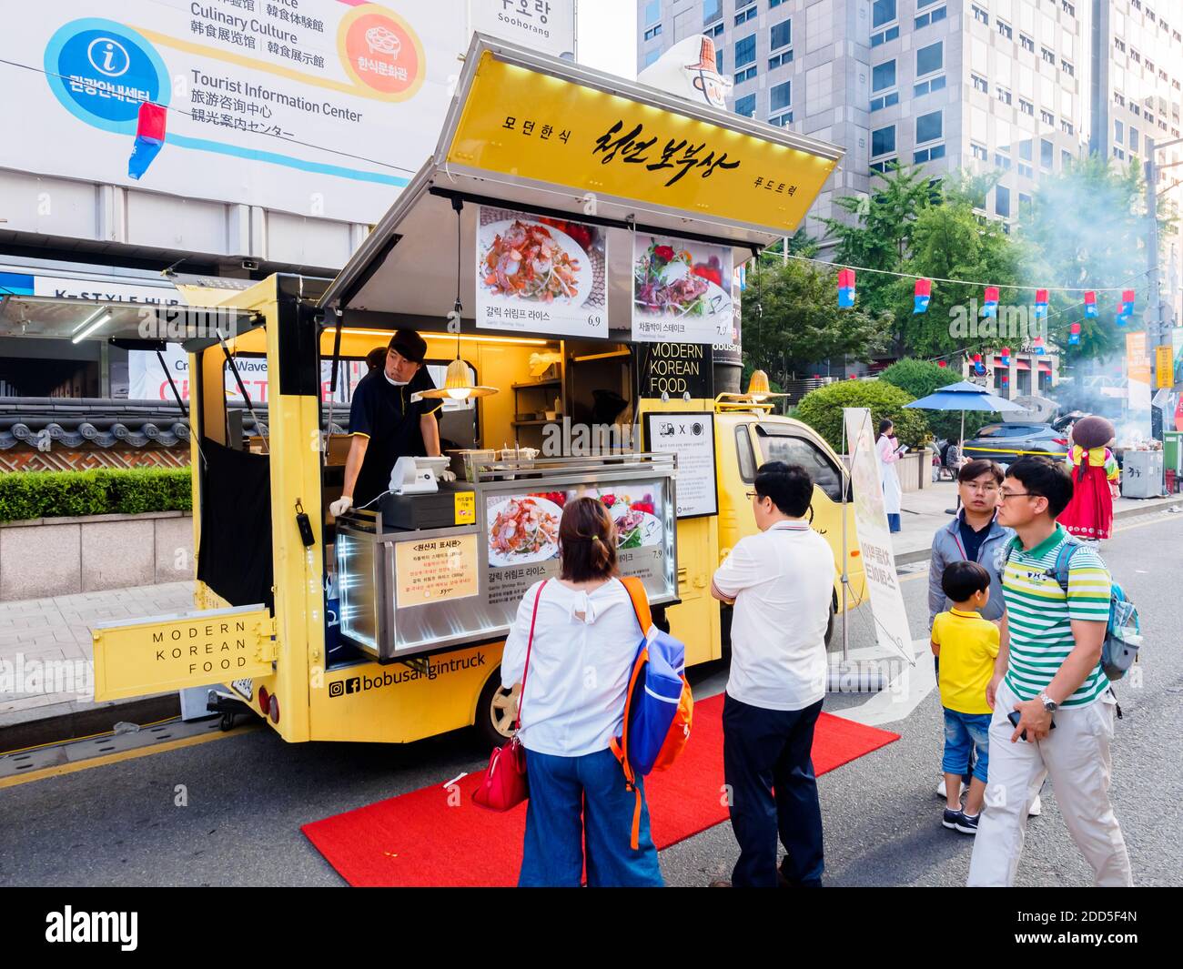 Seoul, Südkorea - 17. Juni 2017: Leute, die am Food Truck mit Fast Food auf der Straße nahe dem Cheonggyecheon-Bach in Seoul Schlange stehen. Stockfoto