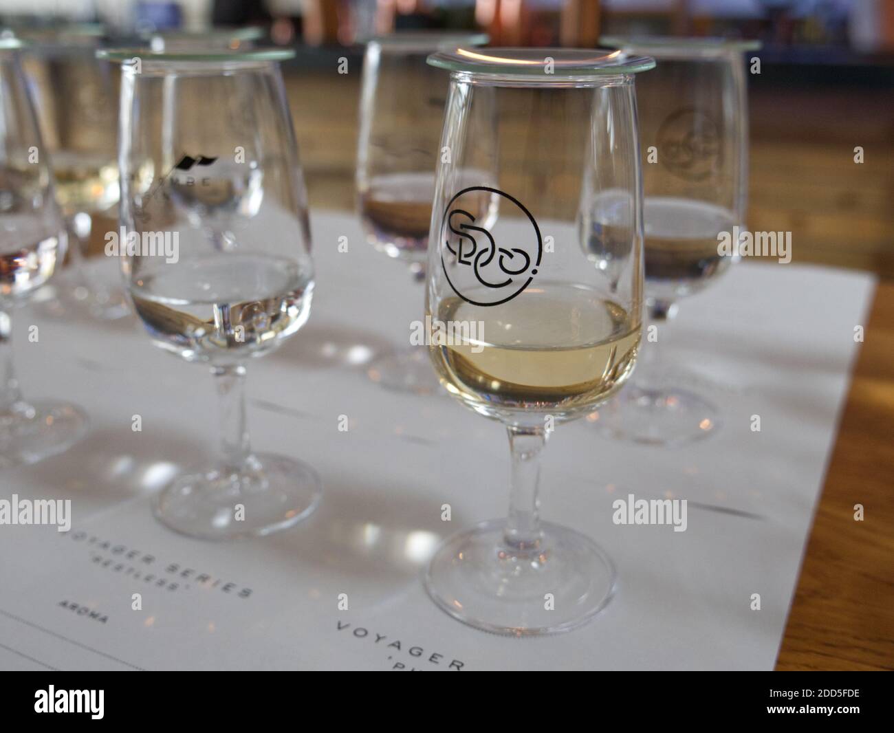 Salcombe Gin Distillary. Das Bootshaus, Salcombe Town. Gin Tasting, Bar, Fish Quay am Kingsbridge Estuary. Küstenstadt. Botanicals, Gin School, Stockfoto