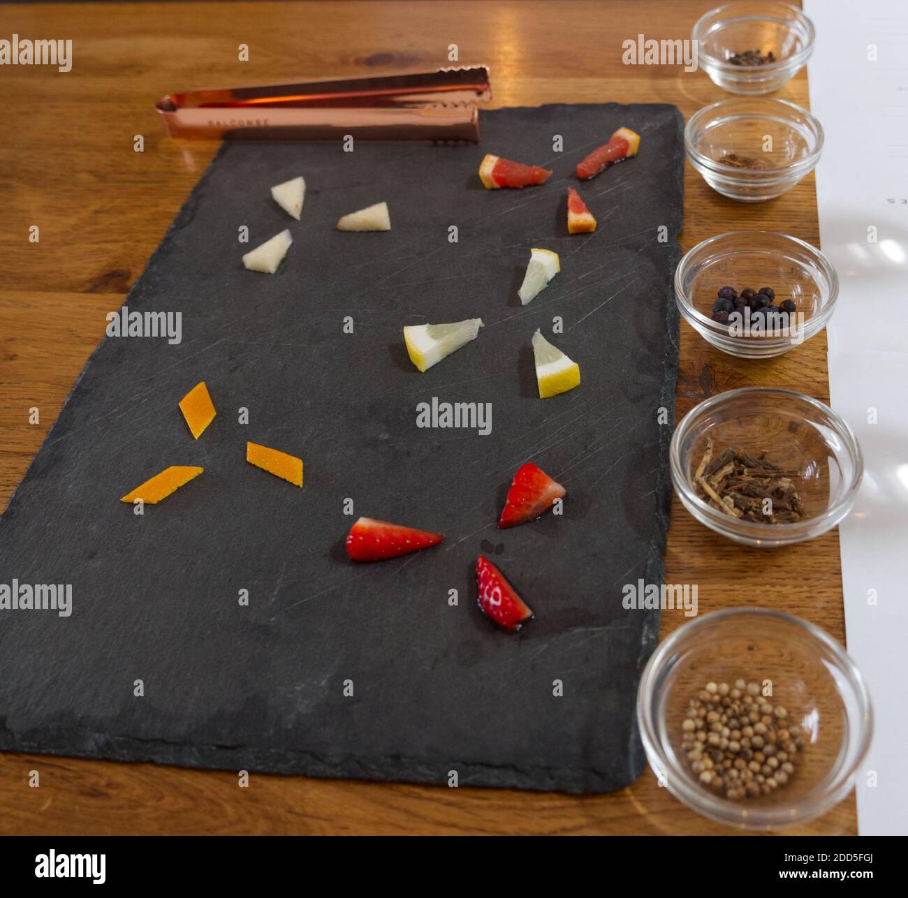 Salcombe Gin Distillary. Das Bootshaus, Salcombe Town. Gin Tasting, Bar, Fish Quay am Kingsbridge Estuary. Küstenstadt. Botanicals, Gin School, Stockfoto