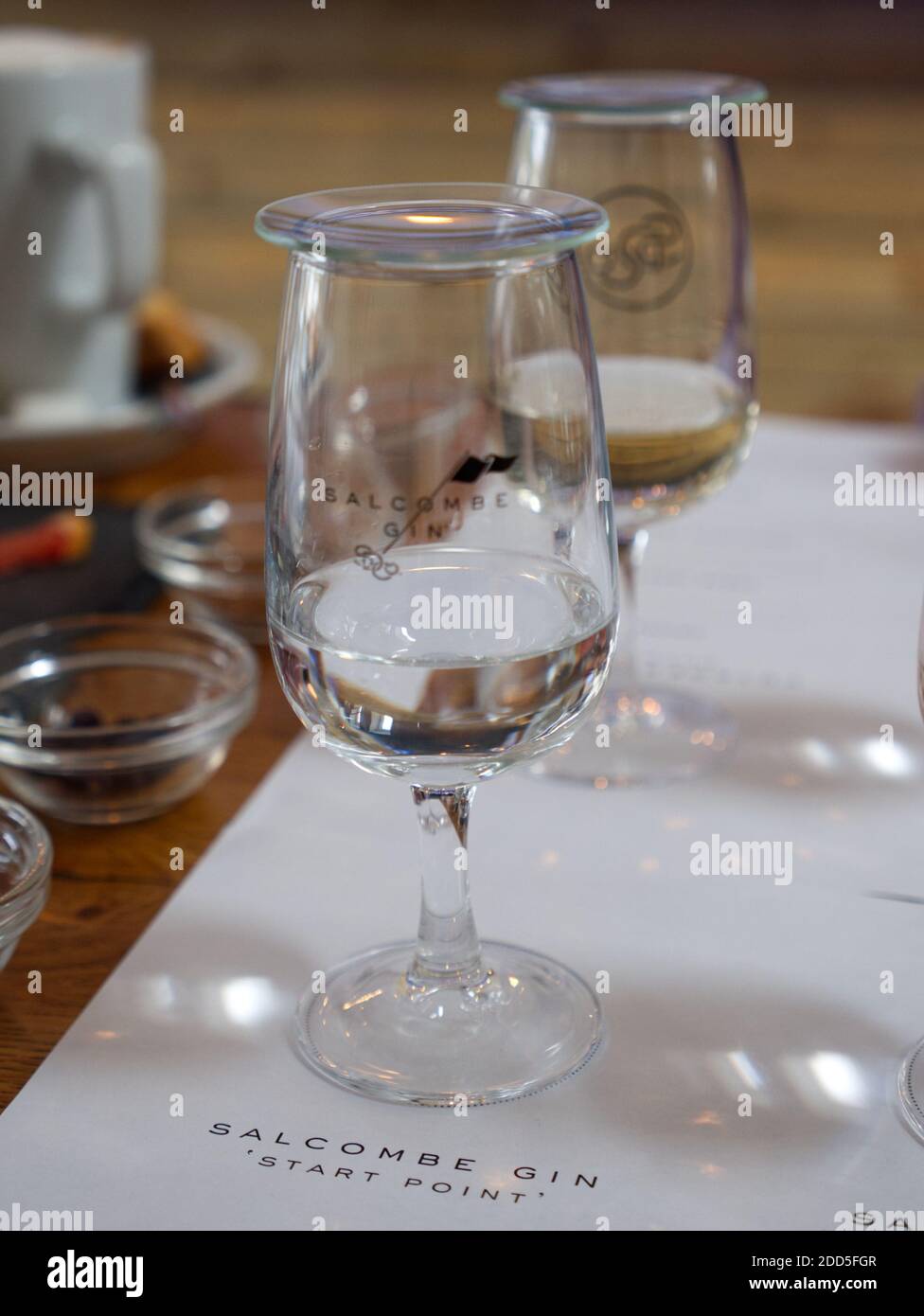 Salcombe Gin Distillary. Das Bootshaus, Salcombe Town. Gin Tasting, Bar, Fish Quay am Kingsbridge Estuary. Küstenstadt. Botanicals, Gin School, Stockfoto