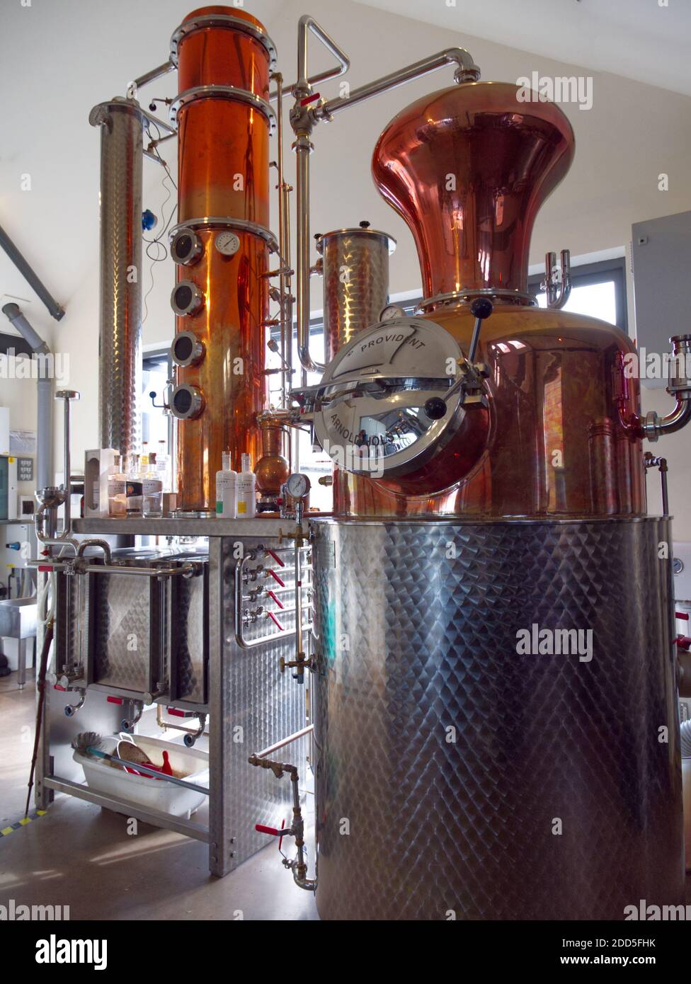 Salcombe Gin Distillary. Das Bootshaus, Salcombe Town. Gin Tasting, Bar, Fish Quay am Kingsbridge Estuary. Küstenstadt. Botanicals, Gin School, Stockfoto