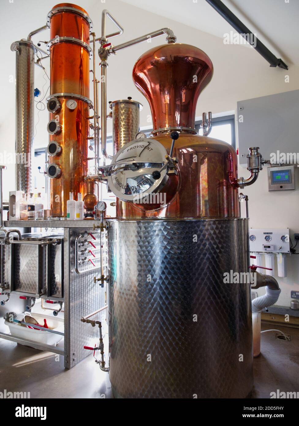 Salcombe Gin Distillary. Das Bootshaus, Salcombe Town. Gin Tasting, Bar, Fish Quay am Kingsbridge Estuary. Küstenstadt. Botanicals, Gin School, Stockfoto