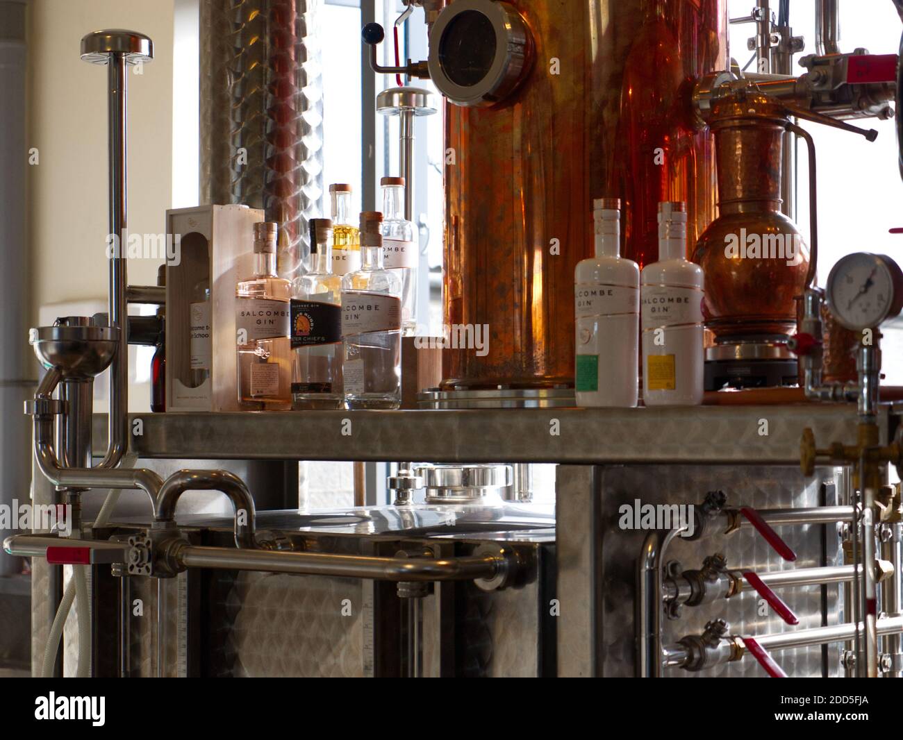 Salcombe Gin Distillary. Das Bootshaus, Salcombe Town. Gin Tasting, Bar, Fish Quay am Kingsbridge Estuary. Küstenstadt. Botanicals, Gin School, Stockfoto