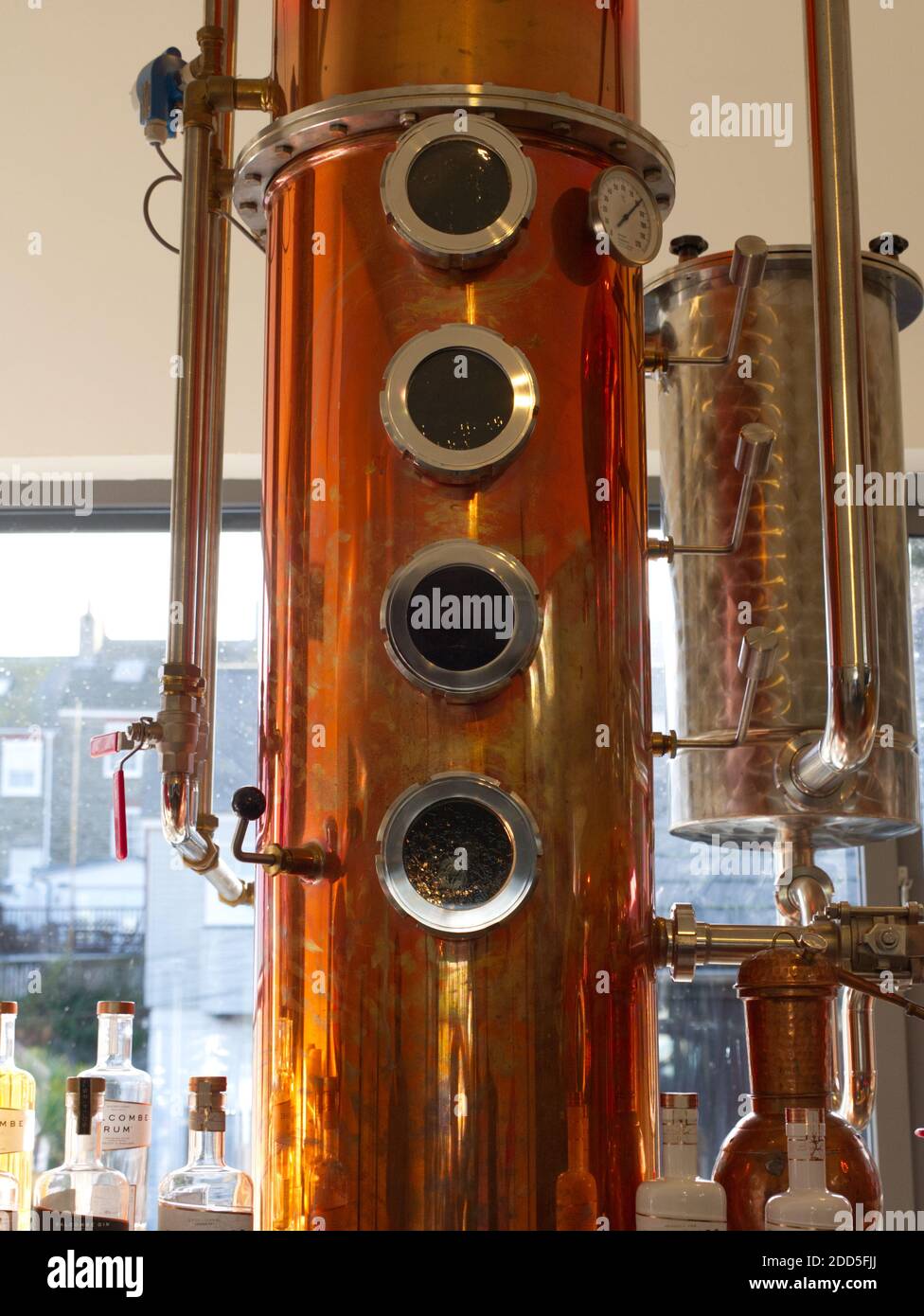 Salcombe Gin Distillary. Das Bootshaus, Salcombe Town. Gin Tasting, Bar, Fish Quay am Kingsbridge Estuary. Küstenstadt. Botanicals, Gin School, Stockfoto