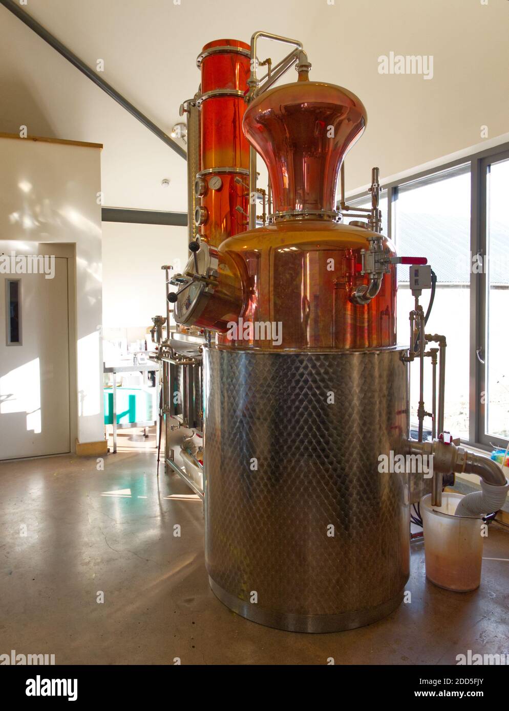 Salcombe Gin Distillary. Das Bootshaus, Salcombe Town. Gin Tasting, Bar, Fish Quay am Kingsbridge Estuary. Küstenstadt. Botanicals, Gin School, Stockfoto